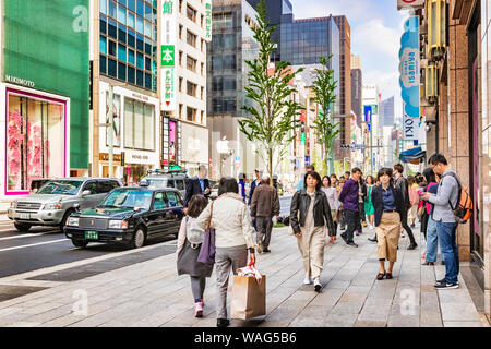 7. April 2019: Tokyo, Japan - Shopping in der Ginza Stadtteil, der als einer der teuersten und luxuriösesten Einkaufsviertel in der Welt. Stockfoto