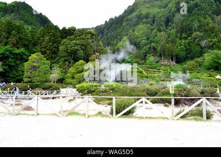 Geysire, Vulkan Caldera Hot Springs Fumarole sprudelnde Rauchen in Furnas, Sao Miguel, Azoren, Portugal Stockfoto