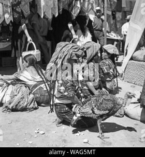 Einheimische in der Kleinstadt im Hochland von Guatemala Chichicastenango, 1960er Jahre. Heimisch in der Stadt Chichicastenango Guatemala Hochland, in den 1960er Jahren. Stockfoto