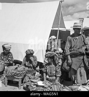 Einheimische in der Kleinstadt im Hochland von Guatemala Chichicastenango, 1960er Jahre. Heimisch in der Stadt Chichicastenango Guatemala Hochland, in den 1960er Jahren. Stockfoto