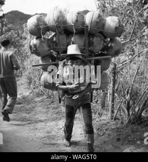 Einheimische in der Kleinstadt im Hochland von Guatemala Chichicastenango, 1960er Jahre. Heimisch in der Stadt Chichicastenango Guatemala Hochland, in den 1960er Jahren. Stockfoto