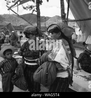 Einheimische in der Kleinstadt im Hochland von Guatemala Chichicastenango, 1960er Jahre. Heimisch in der Stadt Chichicastenango Guatemala Hochland, in den 1960er Jahren. Stockfoto