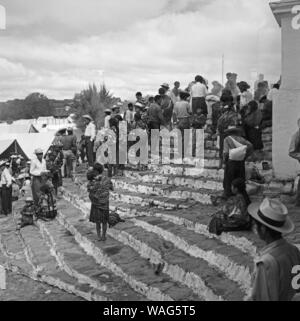 Einheimische in der Kleinstadt im Hochland von Guatemala Chichicastenango, 1960er Jahre. Heimisch in der Stadt Chichicastenango Guatemala Hochland, in den 1960er Jahren. Stockfoto