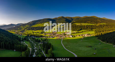 Panoramablick von Sexten (Sexten) und Moss (Moos) in Südtirol. Dronephotography. Stockfoto