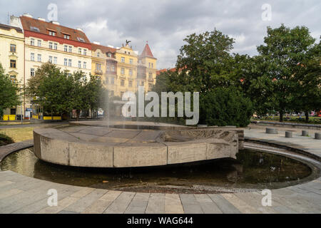 Der Blick auf den Brunnen auf dem Platz Jiriho z Podebrad in Prag, Bezirk Vinohrady. Der Brunnen wurde 1980 vom Bildhauer Petr Sedivy erbaut. (CTK Pho Stockfoto