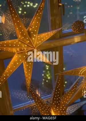 Christmas Star hängen im Fenster Stockfoto