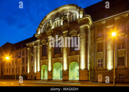 Abend, Abend, Dämmerung, Abendlicht, Abendstimmung, Amtsgericht, Architektur, Außen, field recording, Bau, Beleuchtung, blau h Stockfoto