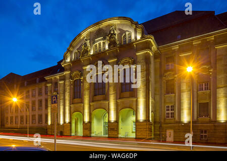 Abend, Abend, Dämmerung, Abendlicht, Abendstimmung, Amtsgericht, Architektur, Außen, field recording, Bau, Beleuchtung, blau h Stockfoto