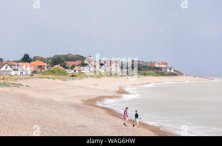 Küste von Suffolk in Richtung Damme aus Aldeburgh, Suffolk, England, UK suchen Stockfoto