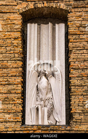 Blick auf Eagle, Symbol des Evangelisten Johannes, an der Fassade der Abtei Santa Giustina in Padua, Italien. Stockfoto