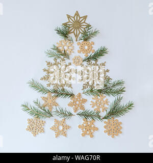 Weihnachtsbaum aus Holz- Schneeflocken und Tannenzweigen. Ansicht von oben Stockfoto