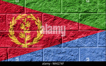 Flagge Eritrea schließen bis auf ein gerissenes Wand gemalt Stockfoto