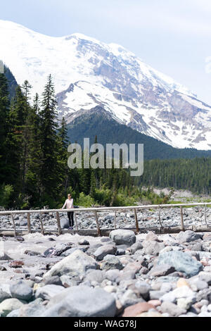 Wanderer ist auf der Brücke stehen am Mt Rainier National Park Stockfoto