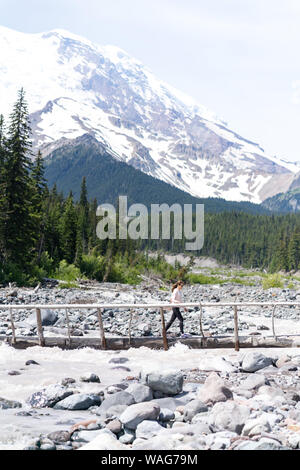 Wanderer ist der Brücke über Mt Rainier National Park anmelden Stockfoto