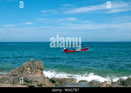 Leere Fischer Boot auf einer tropischen Insel. Stockfoto