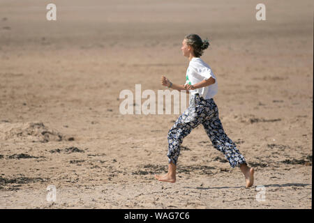 Crosby, Merseyside. UK Wetter. 20 Aug, 2019. In Ordnung, aber trübe Tag am Crosby Beach als Knaben in die Sanddünen spielen sie als Schiffe im Hafen von Liverpool lassen Sie überschrift in das offene Meer. Credit: MediaWorldImages/Alamy leben Nachrichten Stockfoto