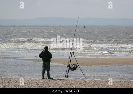 Crosby, Merseyside. UK Wetter. 20 Aug, 2019. In Ordnung, aber trübe Tag am Crosby Beach als Knaben in die Sanddünen spielen sie als Schiffe im Hafen von Liverpool lassen Sie überschrift in das offene Meer. Credit: MediaWorldImages/Alamy leben Nachrichten Stockfoto