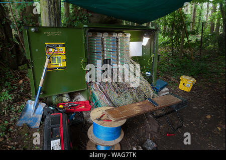 Verworrene Masse von verdrillten Telefonleitungen in einem Netzwerk auf öffentlichen Fußweg repariert wird, präsentiert ein echtes Rätsel, Links auf Kaffee Pause Stockfoto