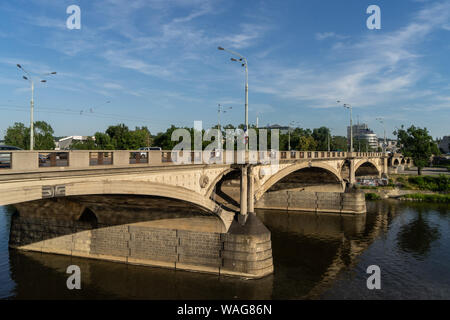 Hlavka Brücke in Prag ist Teil der wichtigen Verkehr Kommunikation durch die Innenstadt von Karlin, Holesovice entfernt. (CTK Photo/Vaclav Z Stockfoto