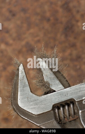 Breite Backen einstellbar Bügeleisen Gehärtetes Metall Schlüssel, Schraubenschlüssel, in Späne fallen, die magnetisiert werden, ein Ärgernis Stockfoto