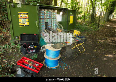 Verworrene Masse von verdrillten Telefonleitungen in einem Netzwerk auf öffentlichen Fußweg repariert wird, präsentiert ein echtes Rätsel, Links auf Kaffee Pause Stockfoto