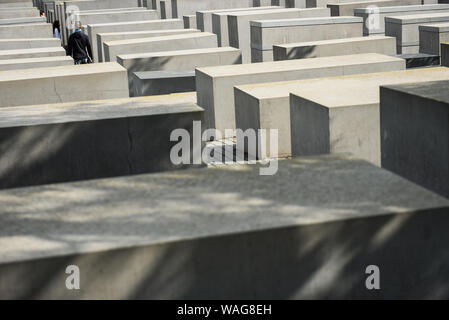 Berlin, Deutschland. 16 Aug, 2019. Die Besucher gehen durch Hunderte von betonplatten oder 'telae'' Teil des Denkmals für die ermordeten Juden Europas'' oder ''Holocaust'' südlich des Brandenburger Tors. Holocaust Mahnmal wurde von amerikanischen Architekten Peter Eisenman entworfen, auf einer Fläche von 19.000 Quadratmetern von 2711 Betonplatten abgedeckt oder 'telae 'Credit: Omar Marques/SOPA Images/ZUMA Draht/Alamy leben Nachrichten Stockfoto