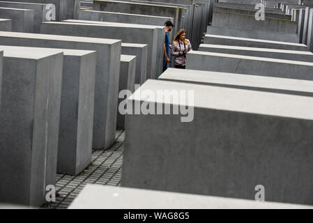 August 16, 2019, Berlin, Deutschland: Besucher gehen durch Hunderte von betonplatten oder 'telae'' Teil des Denkmals für die ermordeten Juden Europas'' oder ''Holocaust'' südlich des Brandenburger Tors. Holocaust Mahnmal wurde von amerikanischen Architekten Peter Eisenman entworfen, auf einer Fläche von 19.000 Quadratmetern von 2711 Betonplatten abgedeckt oder 'telae' (Credit Bild: © Omar Marques/SOPA Bilder über ZUMA Draht) Stockfoto