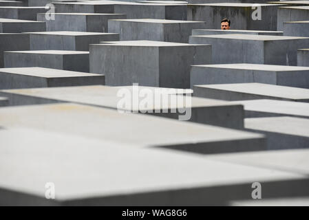 August 16, 2019, Berlin, Deutschland: Besucher gehen durch Hunderte von betonplatten oder 'telae'' Teil des Denkmals für die ermordeten Juden Europas'' oder ''Holocaust'' südlich des Brandenburger Tors. Holocaust Mahnmal wurde von amerikanischen Architekten Peter Eisenman entworfen, auf einer Fläche von 19.000 Quadratmetern von 2711 Betonplatten abgedeckt oder 'telae' (Credit Bild: © Omar Marques/SOPA Bilder über ZUMA Draht) Stockfoto