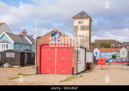 Die alte RNLI Lifeboat Station bei der Küstenstadt Hastings an der Ost Küste von Suffolk, England, Großbritannien Stockfoto