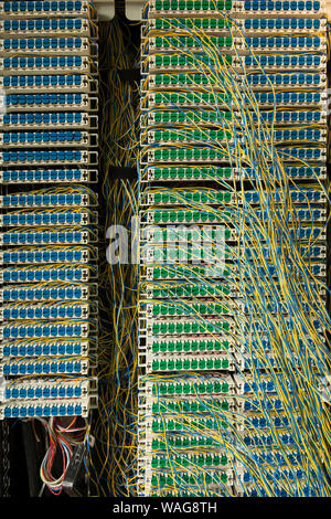 Verworrene Masse von verdrillten Telefonleitungen in einem Netzwerk auf öffentlichen Fußweg repariert wird, präsentiert ein echtes Rätsel, Links auf Kaffee Pause Stockfoto