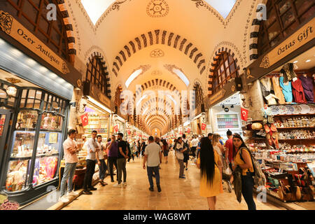 ISTANBUL, Türkei - 27 Juli, 2019: die Menschen einkaufen bei Spice Bazaar. Der Gewürzbasar ist eine der ältesten Basar in Istanbul. Stockfoto