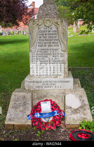 Tilshead Kriegerdenkmal im Friedhof des hl. Thomas Becket Kirche Tilshead, in der Nähe von Salisbury, Wiltshire UK im August Stockfoto