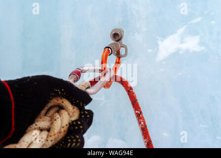 Eisklettern mit Eis Schraube, Seil, Karabiner und Kletterer arm Anker, Nahaufnahme Stockfoto