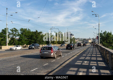 Hlavka Brücke in Prag ist Teil der wichtigen Verkehr Kommunikation durch die Innenstadt von Karlin, Holesovice entfernt. (CTK Photo/Vaclav Z Stockfoto