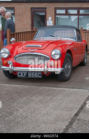 Jahrgang 1965 Red Austin Healey Mk 2 3000 British Classic Cabrio Sportwagen schwarze Haube vorne Portrait nearside Passagiere Seitenansicht geparkt Heiligen Stockfoto