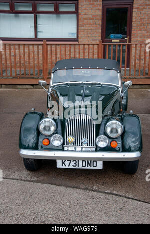 1993 British Racing Green Morgan 4/4 Tourer klassischen Luxus Cabrio Sportwagen schwarze Haube vorne Hochformat geparkt Heiligen Loch Marina niemand Stockfoto