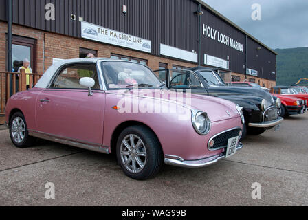 1991 Pink Retro - style Nissan Figaro 2 Tür feste Profil Cabrio Weiß, Dach, vorne Fahrerseite abseits Anzeigen japanische Stadt Auto Heiligen Loch Mar geparkt Stockfoto