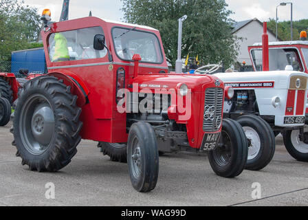 1962 Vintage Red Massey Ferguson 35 Traktor mit rot-weißer Vorderseite der Kabine abseits Treiber Seite geparkt Heiligen Loch Marina 2 Pers Stockfoto