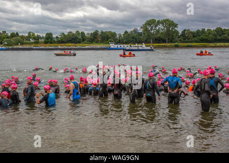 Neuwied, Rheinland-Pfalz, Deutschland - 18 August, 2019: die Konkurrenz der Raiffeisen triathlon Warten auf der Schwimmstart Stockfoto