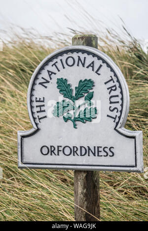 National Trust sign on Orfordness Nature Reserve, Küste von Suffolk, Suffolk, England, Großbritannien Stockfoto