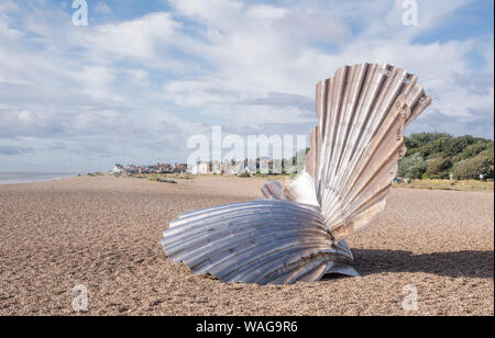 Skulptur namens Jakobsmuscheln, Benjamin Britten auf dem Strand in der Küstenstadt Hastings an der Ost Küste von Suffolk, England, Großbritannien Stockfoto