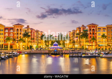 Naples, Florida, USA Stadt Skyline auf dem Wasser in der Abenddämmerung. Stockfoto