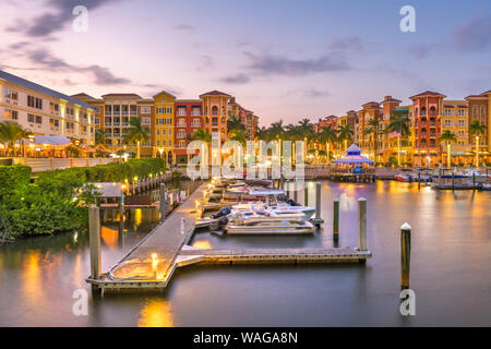 Naples, Florida, USA Stadt Skyline auf dem Wasser in der Abenddämmerung. Stockfoto
