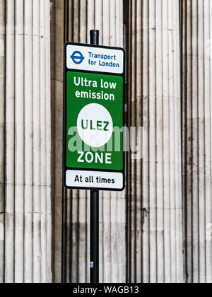 ULEZ Ultra Low Emission Zone anmelden London - Zeichen für die neue Ultra Low Emission Zone im Zentrum von London von Transport for London TFL in 2019 umgesetzt Stockfoto