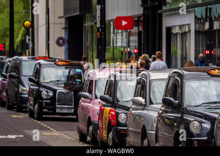 London Taxi, London Taxi, Taxi, Queue, London Taxi Linie. Die schwarzen Taxis Warteschlange außerhalb der Google und YouTube Büros auf Pancras London Stockfoto