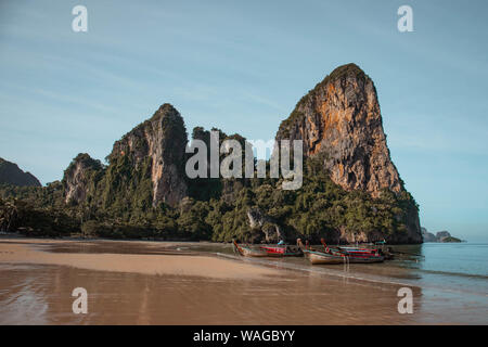 Railay Beach Krabi Thaialnd mit Longtail Boote Stockfoto