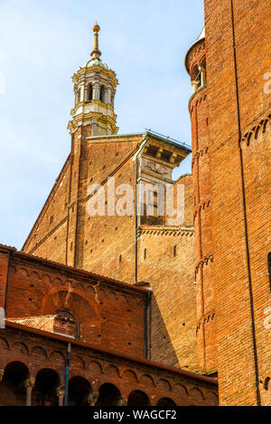 Historische Architektur der Piazza del Duomo in Cremona, Italien an einem sonnigen Tag. Stockfoto