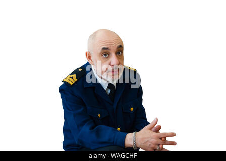 Älterer Mann im Meer die Uniform eines Offiziers der Seemann sieht nachdenklich die Kamera, Gedanken über etwas, Daumen, auf Rückseite weiß, isoliert Stockfoto