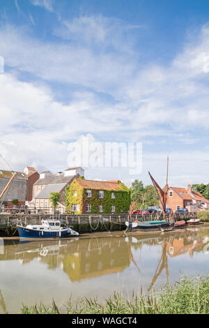 Boote auf dem Fluss Alde auf Snape Maltings am Ufer des Flusses Alde auf Snape, an der Küste von Suffolk, Suffolk, England, Großbritannien Stockfoto