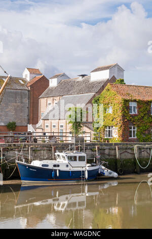 Boote auf dem Fluss Alde auf Snape Maltings am Ufer des Flusses Alde auf Snape, an der Küste von Suffolk, Suffolk, England, Großbritannien Stockfoto